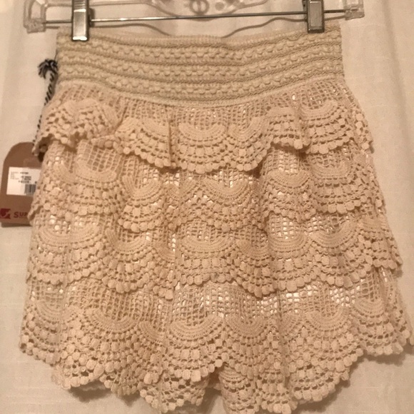 Cream lace shorts - Picture 3 of 3